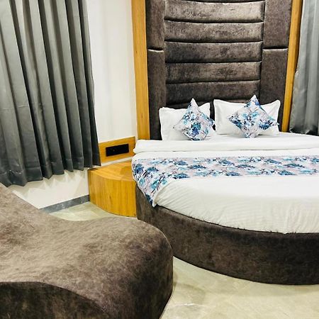 Hotel M Grand Ahmadabad Zewnętrze zdjęcie