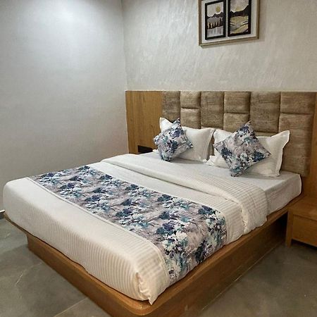 Hotel M Grand Ahmadabad Zewnętrze zdjęcie