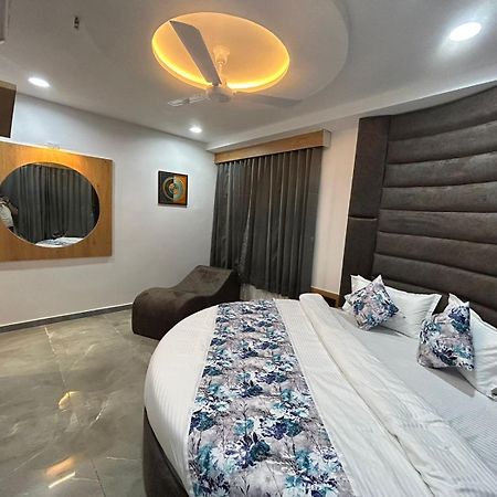 Hotel M Grand Ahmadabad Zewnętrze zdjęcie