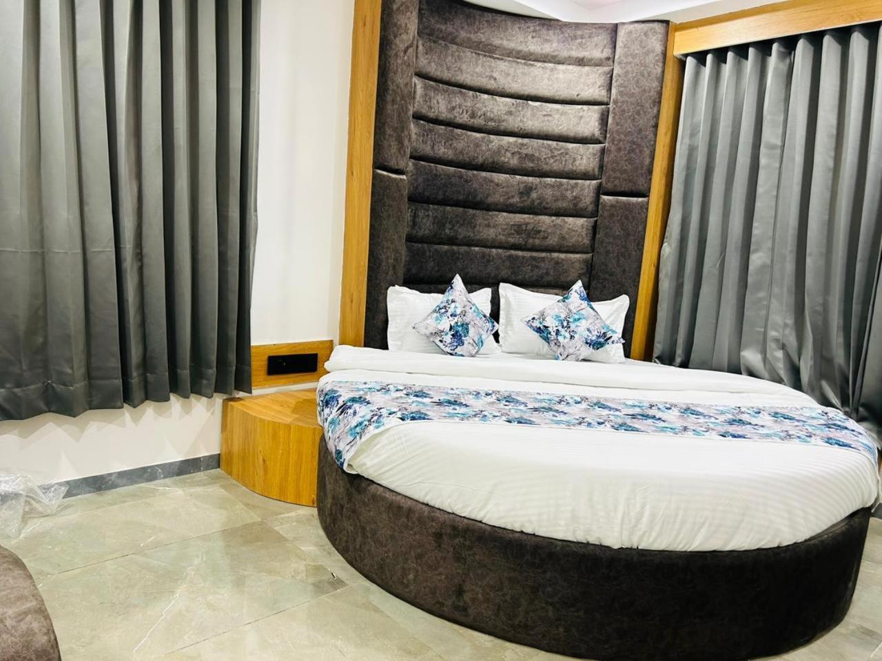 Hotel M Grand Ahmadabad Zewnętrze zdjęcie