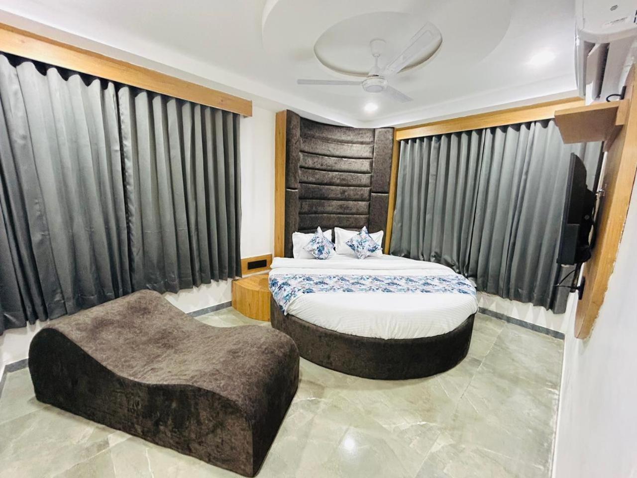 Hotel M Grand Ahmadabad Zewnętrze zdjęcie