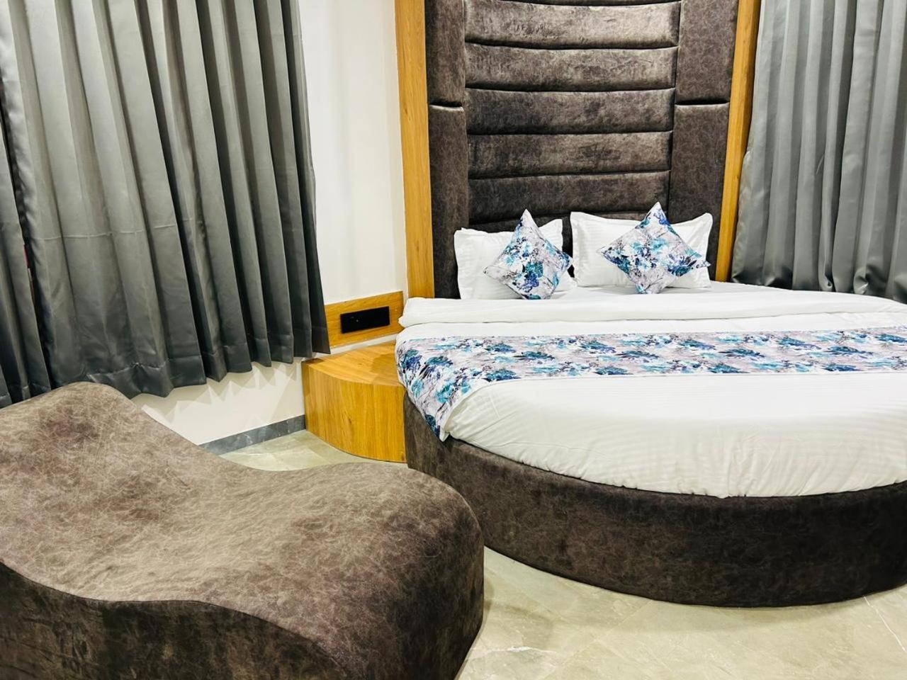 Hotel M Grand Ahmadabad Zewnętrze zdjęcie