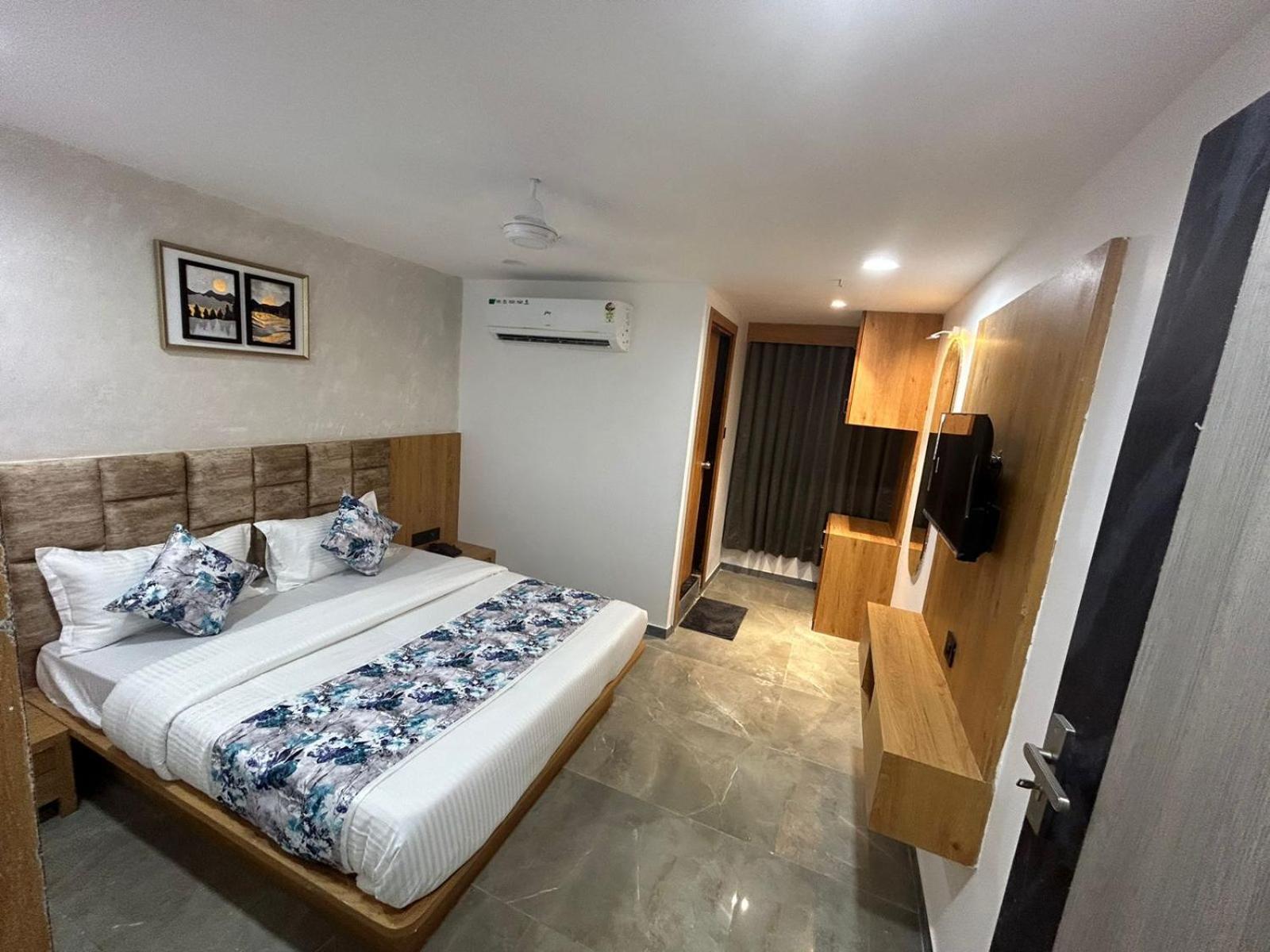 Hotel M Grand Ahmadabad Zewnętrze zdjęcie