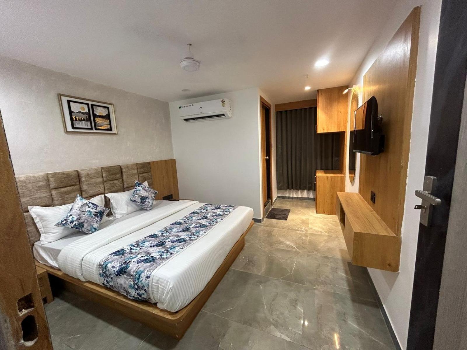 Hotel M Grand Ahmadabad Zewnętrze zdjęcie