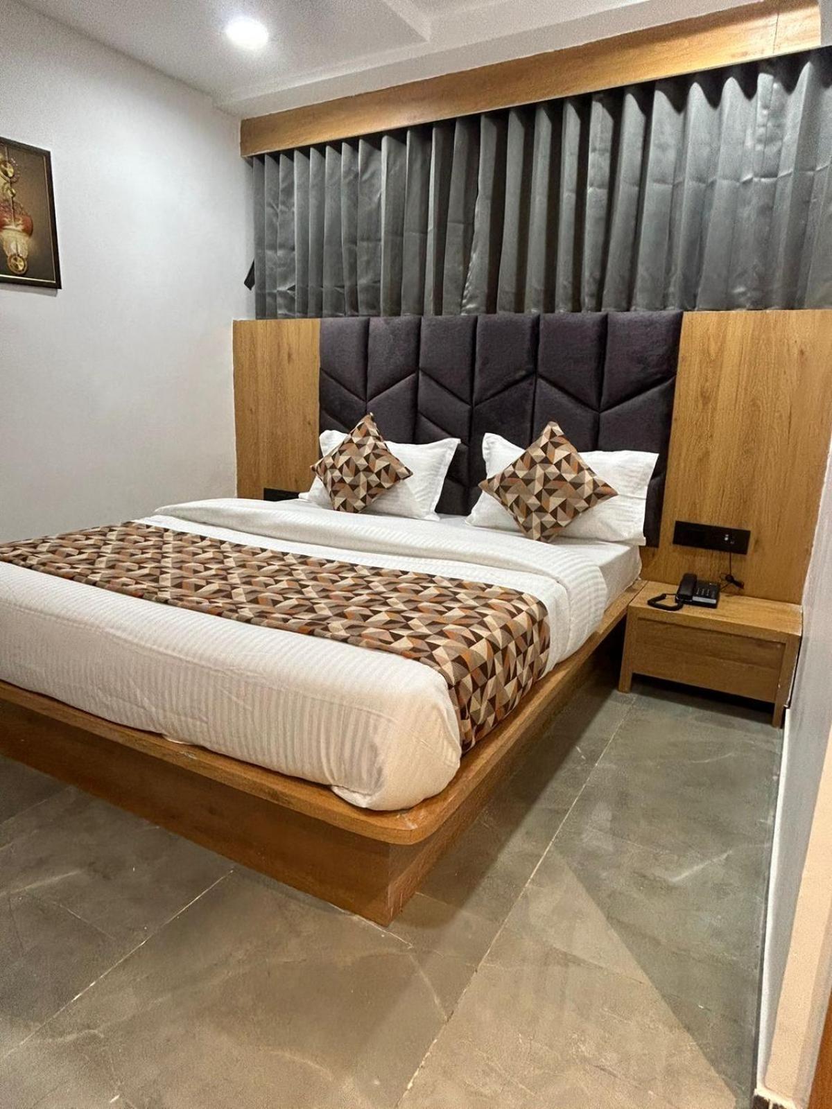 Hotel M Grand Ahmadabad Zewnętrze zdjęcie
