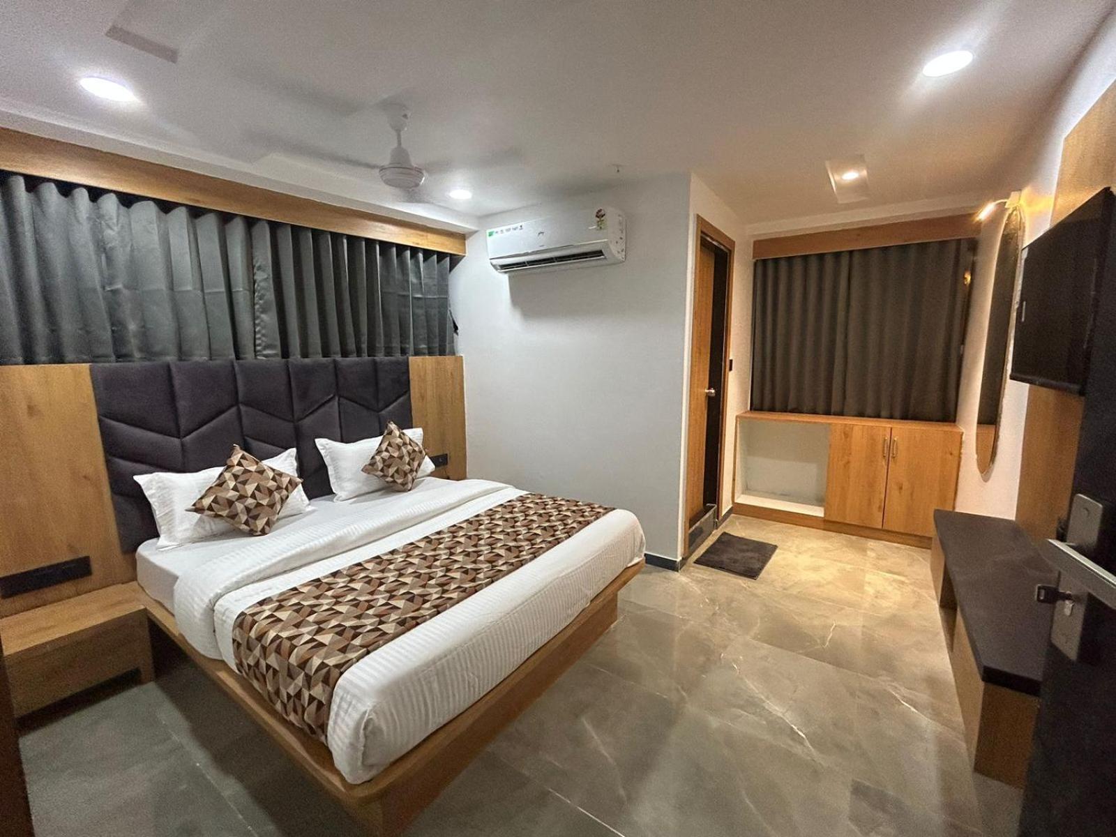 Hotel M Grand Ahmadabad Zewnętrze zdjęcie