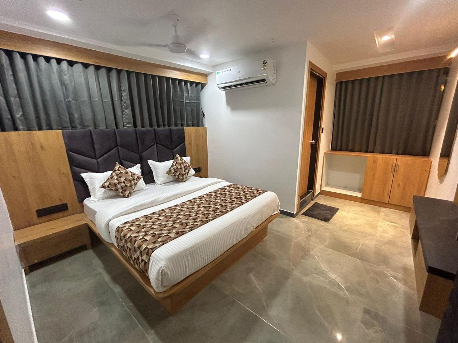 Hotel M Grand Ahmadabad Zewnętrze zdjęcie