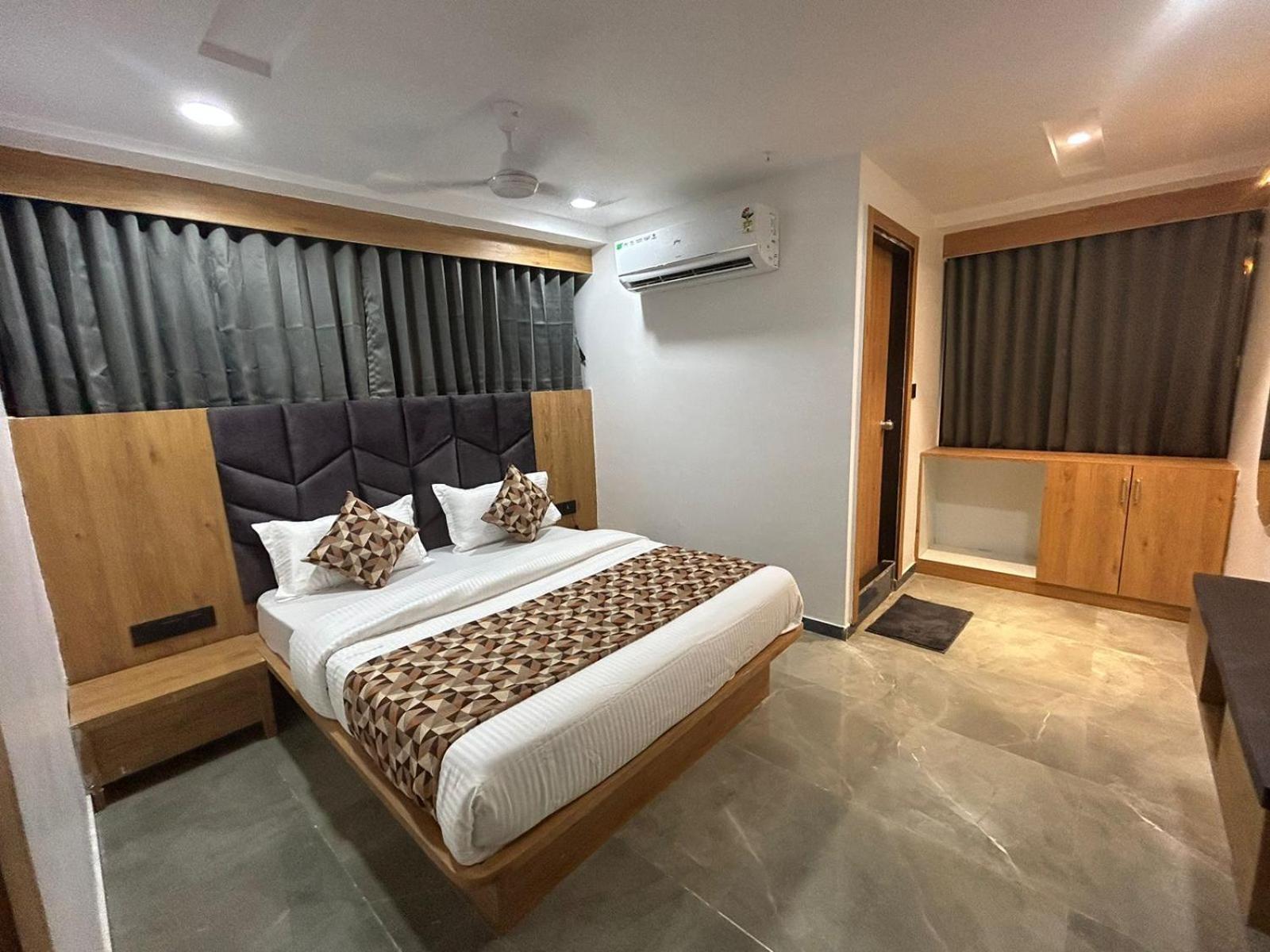 Hotel M Grand Ahmadabad Zewnętrze zdjęcie